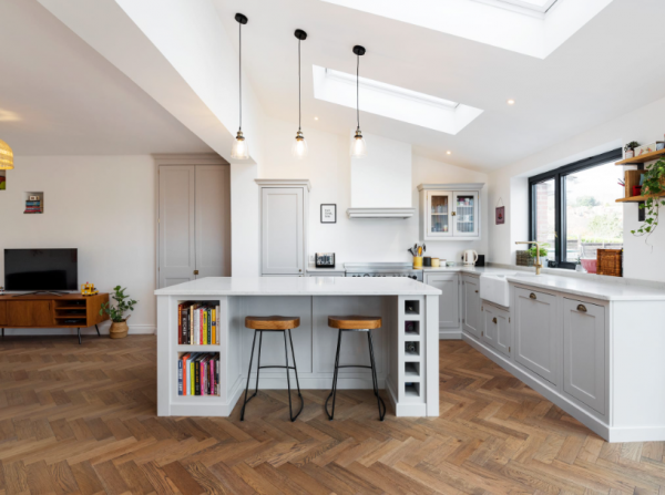 Dapur dengan langit-langit berpola kayu parquet